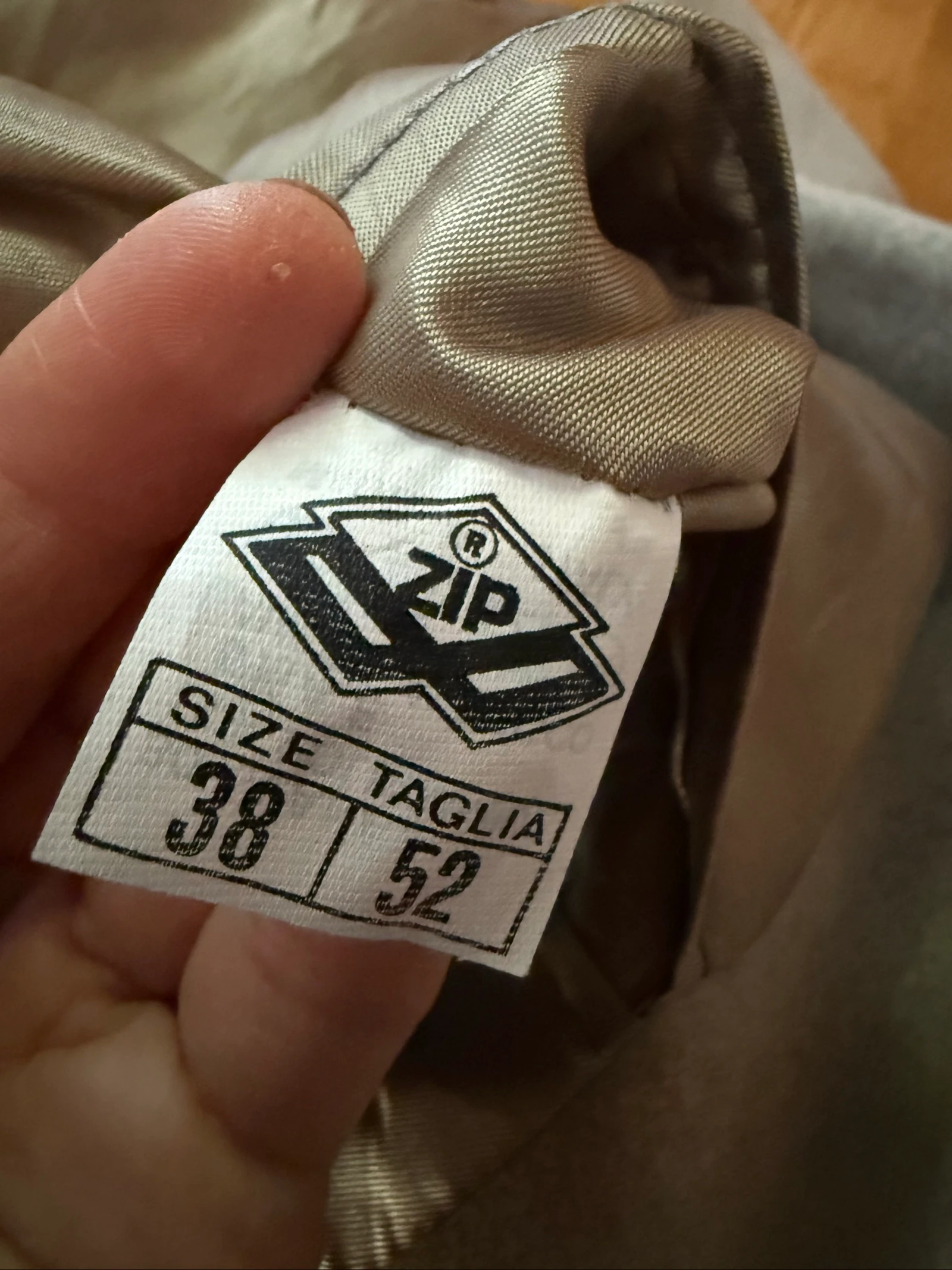 Chaqueta vintage, talla 52 italiana, nunca usada. Los bolsillos delanteros todavía están cosidos, sin embargo, hay algunas imperfecciones – photo 4